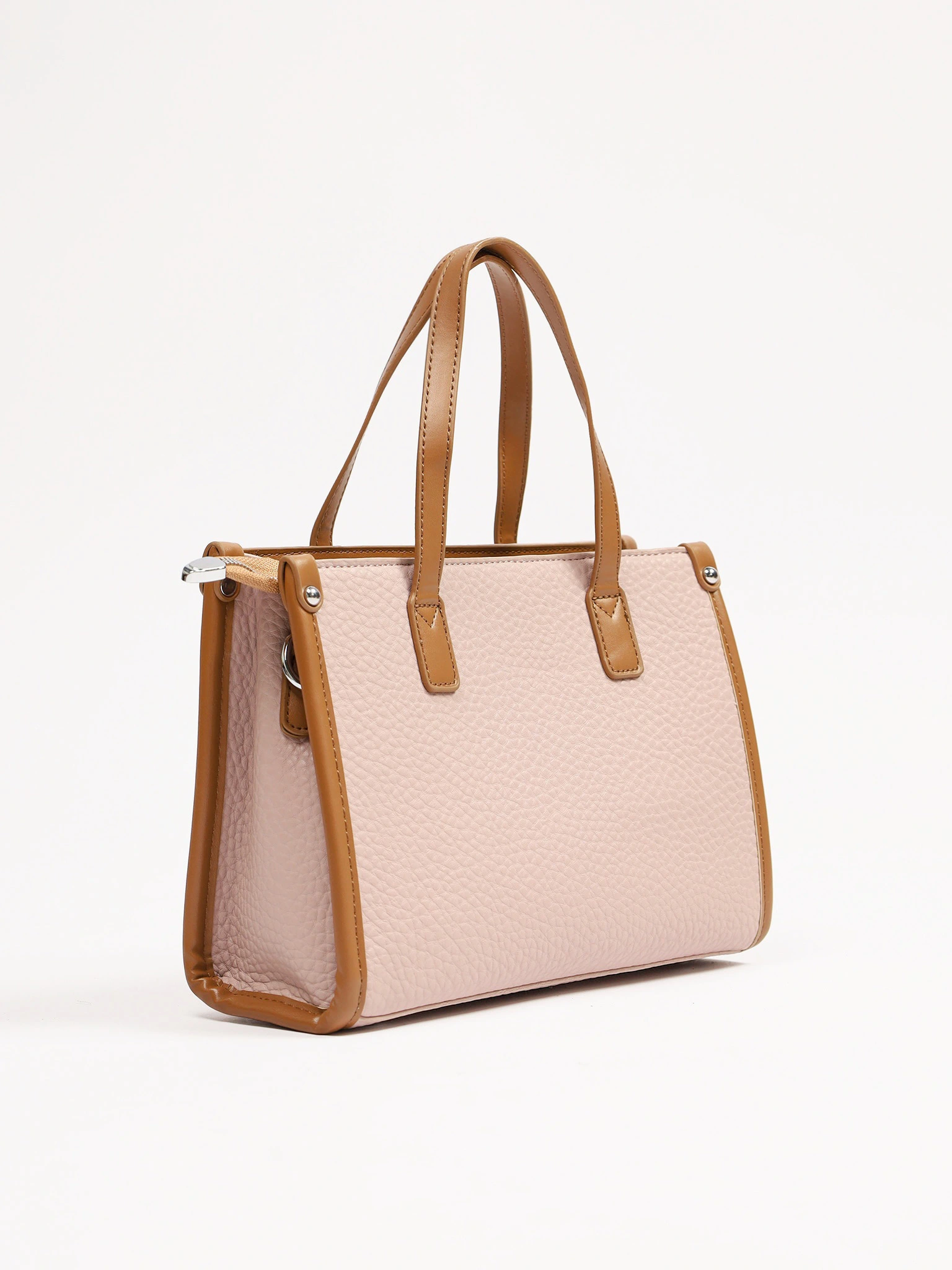 Сумка-тоут с декоративным брелком в ассортименте